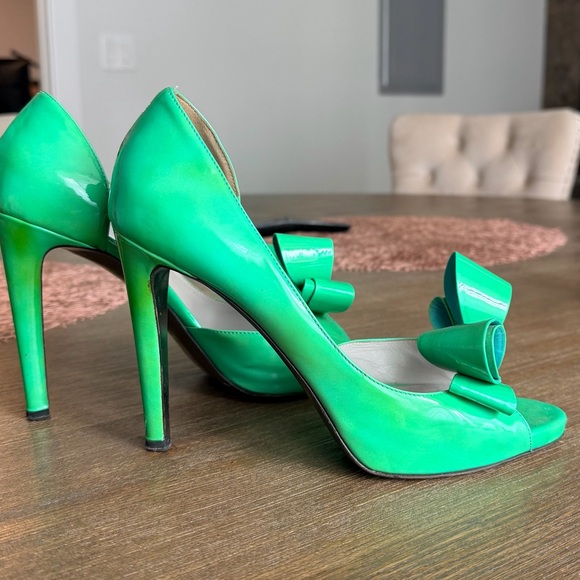 Valentino Green Patent Peep-Toe Heel with Bow Accent - Picture 2 of 7